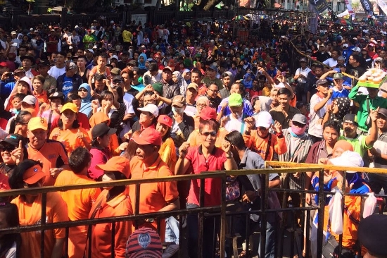 Gerak Jalan Sadar Pajak yang digelar Dinas Pendapatan Daerah (Dispenda), di depan Balaikota Malang, Minggu (16/10) kemarin, benar-benar meriah. Puluhan ribu peserta ikut hadir pada acara tersebut.