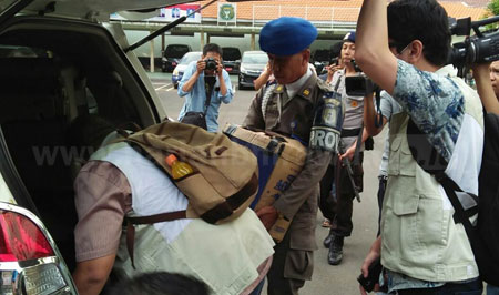 Petugas KPK saat menggeledah ruang kerja Wali Kota Madiun, Senin siang (17/10). [sudarno]