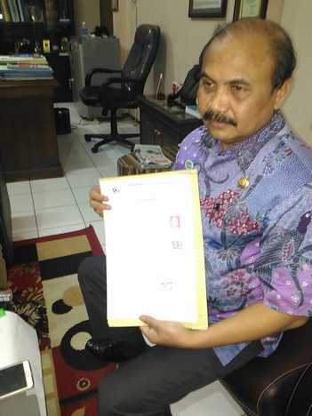Kepala Dispendukcapil Kab Malang H Purnadi saat menunjukan surat keterangan sebagai pengganti KTP yang hanya digunakan untuk sementara.