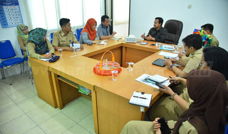 Kepala Dindik Surabaya Ikhsan tengah mendiskusikan rencana kegiatan bina prestasi siswa yang juga akan diikuti oleh siswa SMA/SMK di Surabaya, Senin (17/10). [adit hananta utama]
