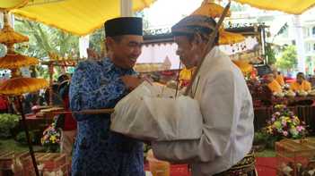Wali Kota Malang HM. Anton saat membuka Ruwatan Kota Malang di Alun-alun Merdeka Senin (17/10) kemarin.
