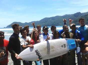Bupati Malang H Rendra Kresna (tengah) saat bersama wisatawan yang akan melakukan surfing, di Pantai Bowele, Desa Purwodadi, Kec Tirtoyudo, Kab Malang