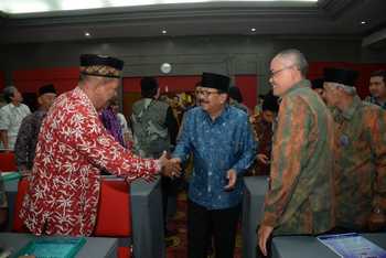 Gubernur Jatim Dr H Soekarwo disambut hangat peserta Rakerda  FKUB Jatim dan kabupaten/kota.