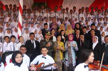 Wagub Jatim Drs H Saifullah Yusuf saat bernyanyi bersama paduan suara saat peringatan Hari Sumpah Pemuda Tahun 2016 di Gedung Grahadi Surabaya.