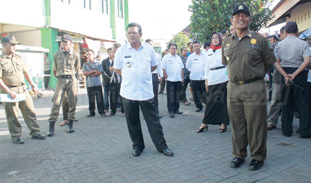 Wali Kota Pasuruan, H Setiyono, Kepala Diskoperidag Sumarni, Kepala Satpol PP Yunus Ilyas saat sidak di pasar poncol, Kota Pasuruan, Rabu (19/10) sore.