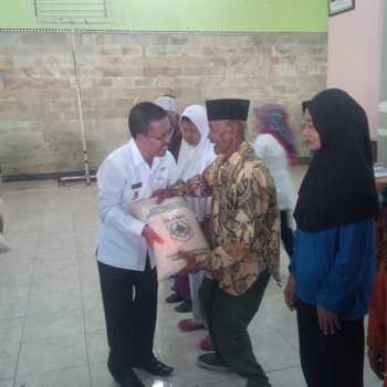 Wakil Wali Kota Batu Punjul Santoso, saat memberikan pengarahan dan menyerahkan bantuan beras gratis kepada warga Desa Pesanggrahan.