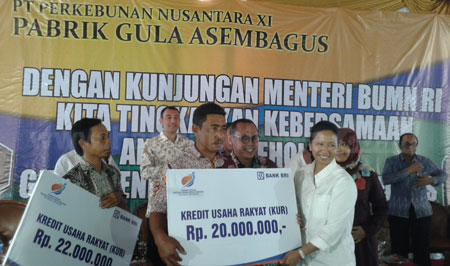 Sekda Syaifullah (kanan berkacamata) saat mendampingi Menteri BUMN RI Rini M Sumarno bersama kalangan BUMN di Kabupaten Situbondo belum lama ini. [sawawi]