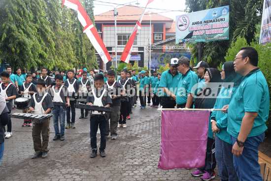 Bupati Situbondo Dadang Wigiarto bersama Kasek SMPN I Situbondo Tatik Krisnawati, saat melepas pemberangkatan ribuan peserta jalan sehat kemarin (23/10). [sawawi/bhirawa].