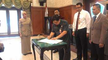 Sekda M. Idrus menandatangani MoU Progam Konfirmasi Status Wajib Pajak (KSWP) bersama dengan KPP Pratama Malang Utara dan KPP Pratama Malang di Ruang Sidang Balaikota, Senin (24/10) kemarin.