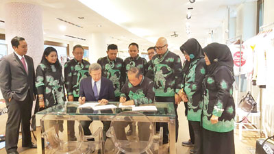 Bupati Sidoarjo H Saiful Ilah SH.M.Hum menandatangani MoU dengan petinggi perusahaan Albisetti Internasional S.A Milan, di Milan, Italia beberapa waktu lalu.