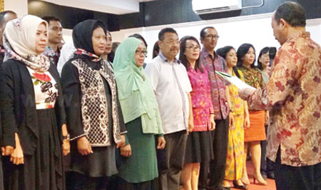 Pengurus Adri Jatim yang dipimpin Meithiana Indrasari (kiri) saat dilantik oleh Direktur karier dan kompetensi SDM kemenristek dikti Prof Bunyamien Maftuh, MPd, MA di Bali beberapa waktu lalu.