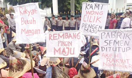 Forum Warga Rembang Bangkit (FWRB) melakukan aksi damai mendukung pembangunan Pabrik Rembang terus berjalan di Gedung Mahkama Agung dan Istana Negara.
