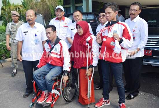 Wabup Yoyok Mulyadi, Sekda Syaifullah dan Kadisporabud Tulus Prjatmaji saat menyambut dua atlit peraih emas, perak dan perunggu dalam ajang Peparnas ke-15 di Bandung. [sawawi/bhirawa].