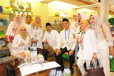 Wakil Gubernur Jatim Saifullah Yusuf saat mengunjungi salah satu stan Bank Syariah di acara kegiatan Indonesia Shari'a Economic Festival (ISEF) 2016 di Surabaya, Jawa Timur, Kamis (27/10) kemarin. 