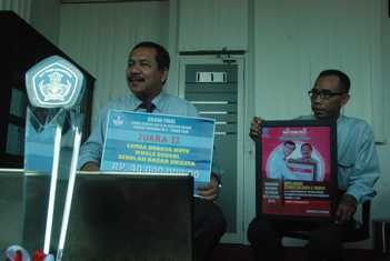 Kepala SD Muhammadiyah 4 Pucang, Surabaya, Eddy Susanto MPd (kiri) dan Humas, Edi Purnomo SPd menunjukkan trophy dan medali yang berhasil diraih sekolahnya. (trie diana/bhirawa]