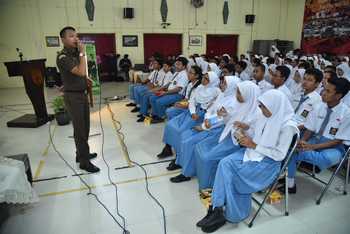 Kejaksaan Negeri Surabaya bekerjasama dengan Dindik Surabaya melakukan pendekatan kepada siswa di sekolah untuk mencegah tindak pidana [ yang melibatkan anak-anak. [adit hananta utama/bhirawa]