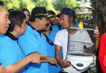 Gubernur Jatim Dr H Soekarwo berbincang-bincang dengan peserta Lomba Burung Berkicau Pakde Karwo Cup VI di Lapangan Ubaya Surabaya.