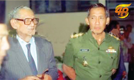 Pemilik sekaligus pendiri Harian Bhirawa Mochammad Said (kiri) bersama mantan Pangdam V Brawijaya R Hartono.