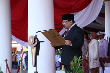 Gubernur Jatim Dr H Soekarwo saat membacakan teks pancasila sebagai Irup pelaksanaan Upacara Peringatan Hari Kesaktian Pancasila tahun 2016 di Gedung Negara Grahadi Surabaya.