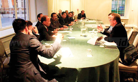 Gubernur Jatim Dr H Soekarwo bersama delegasi saat melakukan pertemuan One on One Meeting di JW Marriot Hotel, London, Inggris.