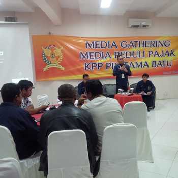 Kepala Kanwil DJP Pajak III, Rudi Gunawan Bastari (tengah, berdiri), memberikan pemaparan dalam Diskusi Pajak di Klub Bunga Kota Batu