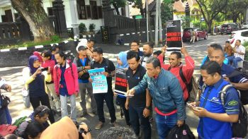 Puluhan Jurnalis Malang Raya saat melakukan aksi unjukrasa di depan Kantor Balai Kota Malang, menuntut kekerasan yang dilakukan Anggota TNI AD terhadap jurnalis Net TV.