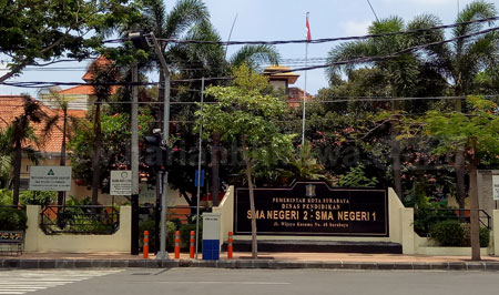 Papan nama SMA Negeri di Surabaya belum ada perubahan dan masih menggunakan nomenklatur lama, Senin (3/10). [adit hananta utama]