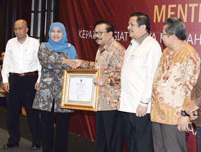 Gubernur Jatim Pakde Karwo menerima penghargaan dari Kemensos RI sebagai Penggiat Upaya Kesejahteraan Sosial Lanjut Usia Tahun 2016 di Ballroom Bidakara Hotel Jakarta.