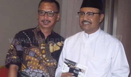 Direktur MisterDEALS, Syahril Chaniago bersama Wakil Gubenur Jatim Saifullah Yusuf saat menerima kartu MisterDEALS. [achmad tauriq]