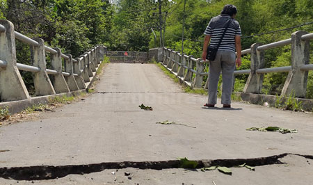 Kondisi Jembatan Kedungdowo yang patah akibat tiang penyangga utama amblas tergerus  air sungai meluap, Selasa (4/10). [ristika]