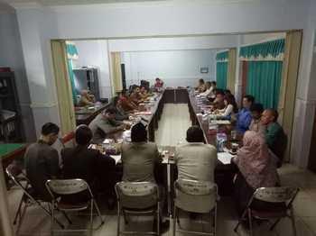 Suasana hearing komisi C dengan warga Desa Medali, Kec Puri di Kantor DPRD Kab Mojokerto,  Senin (24/10) kemarin. [kariyadi/bhirawa]