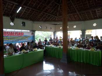 Suasana sosialisasi di Balai Desa Lakardowo, Kec Jetis oleh tim Kementerian Lingkungan Hidup dan Kehutanan (KLHK), Selasa (4/10) kemarin.[kariyadi/bhirawa]