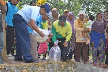 Bupati Madiun, Muhtarom, S.Sos memberikan bantuan bibit ikan kepada warga Desa Kresek Kec. Wungu Kab. Madiun pada BST Kamis (13/10). [sudarno/bhirawa]