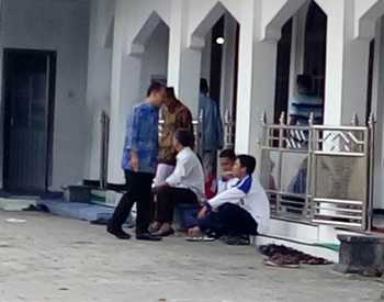 Tampak para pejabat Pemkot Madiun yang diperiksa oleh KPK di Mako Brimob Jl. Yos Sudarso, Jumat (21/10). [sudarno/bhirawa]