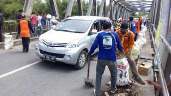 Para relawan dan aktivis lingkungan se-Kabupaten Tuban saat membersihkan sampah dari bawah.