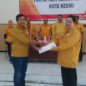 Plt DPC Hanura Bambang Irianto (kanan) memberikan rekom Ketua pada Budi Santoso.