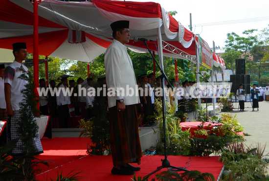 Bupati Nganjuk Drs H Taufiqurrahman memimpin upcara peringatan hari santri di halaman parkir selatan GOR Bung Karno.(ristika/bhirawa)