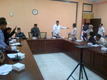 Ketua Komisi I DPRD Sampang dan jajarannya, saat temui perwakilan mahasiswa di aula DPRD Sampang.