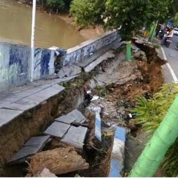 Pasca banjir Sampang Kota, jalan nasional itu tepatnya berada di Jalan H.Agus Salim, Kelurahan Banyuanyar, Kecamatan Sampang Kota.