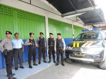 Puluhan personel Polres Situbondo melakukan penjagaan dikawasan Ruko milik Isteri Ismail Hidayat, mantan anak buah Dimas Kanjeng Taat Pribadi. [sawawi/bhirawa]