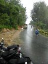 Musim hujan terus mengguyur wilayah Pamekasan, sebagian wilayah Pamekasan rawan longsor. Dusun Ponjuk, Kecamatan Pakong, perlu diwaspadai para pengendara.