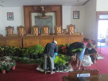 Sejumlah pekerja, Senin (10/10) kemarin, mengangkat kembali tanaman hias yang telah ditata rapi untuk acara rapat paripurna di Ruang Graha Wicaksana lantai II Kantor DPRD Tulungagung. 