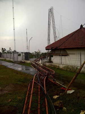 Tower pemancar radio di Desa Ngandong Kecamatan Grabagan yang ambruk.