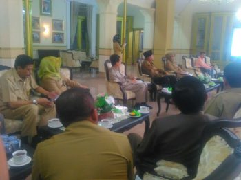 Bupati Malang H Rendra Kresna bersama pimpinan SKPD saat melihat film hasil kajian adaptasi perubahan iklim yang dilakukan KLHK dan IPB, di Peringgitan Pendapa Agung Kab Malang.