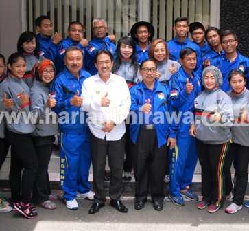 Pimpinan rombongan Formi Sidoarjo, MG Hadi Sucipto dan para atlet foto bersama dengan Wabup Nur Ahmad, sebelum berangkat berlaga di Jakarta. [Ali kusyanto/bhirawa/bhirawa]