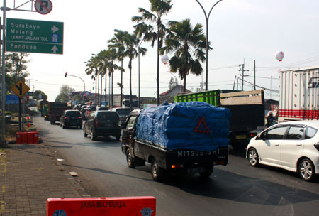 Sebuah jalan raya Pandaan, Kabupaten Pasuruan, Rabu (5/10). Pemkab Pasuruan raih penghargaan WTN 2016 kategori lalu lintas kota sedang, yakni Pandaan.  [hilmi husain]