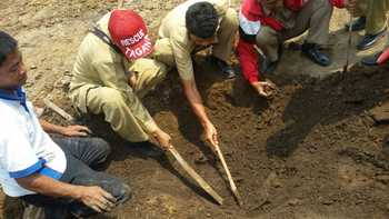 Benda berupa pecahan gerabah dan potongan tulang peninggalan zaman majapahit ditemukan di areal proyek tol trans Jawa.(ristika/bhirawa)