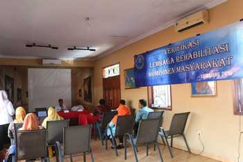 Kepala BNN Kabupaten Lumajang,AKBP Wuwuh Priwibowo bersama Kasi Rehabilitasi Untung Yulianto SH dan para pimpinan Klinik untuk Verifikasi yang nantinya dipersiapkan sebagai Lembaga Rehabilitasi Korban Penyalahgunaan Narkoba.