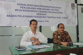 Kepala BPPT Tuban, Tajuddin Tebyo,SH dan Kepala BPS Cabang Bojonegoro, Muh Masrur Ridwan saat akan melakukan penandatanganan kesepakatan optimalisasi penyelenggaraan JKN. (Khoirul Huda/bhirawa)