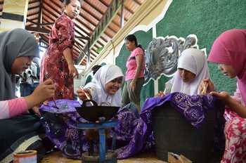 Sejumlah pelajar saat bertandang dan berlatih membatik di salah satu rumah produksi Batik khas Tuban. (khoirul Huda/bhirawa)